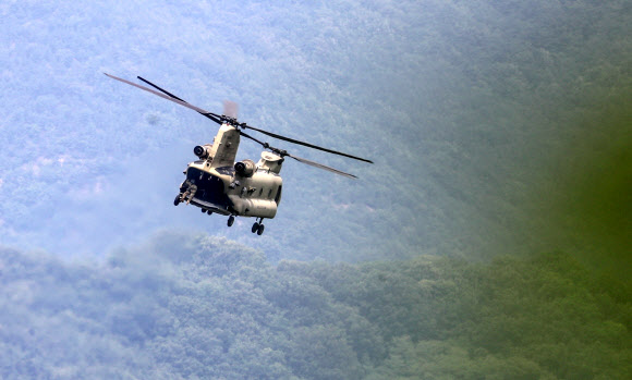 22일 경북 성주군 주한미군 고고도 미사일방어체계(THAAD?사드) 기지에서 발사대가 하늘을 향한 가운데 미군 헬기가 기지 주변을 비행하고 있다. 국방부는 이날 사드 기지 정상 운영 막바지 준비를 한다고 발표했다. 2023.6.22 연합뉴스