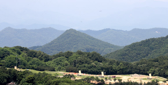 22일 경북 성주군 주한미군 고고도 미사일방어체계(THAAD·사드) 기지에서 발사대가 하늘을 향한 가운데 미군 헬기가 기지 주변을 비행하고 있다. 국방부는 이날 사드 기지 정상 운영 막바지 준비를 한다고 발표했다. 2023.6.22 연합뉴스