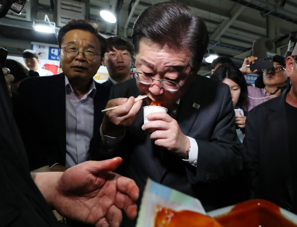 더불어민주당 이재명 대표가 22일 강원 강릉시 주문진 좌판풍물시장에서 산오징어를 시식하고 있다. 2023.6.22. 공동취재