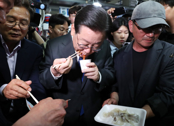 더불어민주당 이재명 대표가 22일 강원 강릉시 주문진 좌판풍물시장에서 산오징어를 시식하고 있다. 2023.6.22. 공동취재