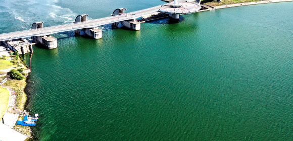 낙동강 강정고령 지점에 조류경보 ‘관심’단계가 발령된 22일 오후 대구 달성군 강정고령보 상공에서 바라본 낙동강이 녹조로 인해 짙은 녹색을 띠고 있다. 2023.6.22 연합뉴스