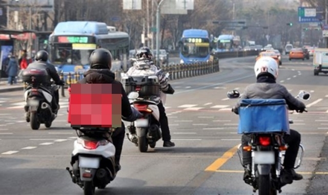 배달원들이 오토바이를 타고 배달에 나서고 있다. 서울신문 DB (기사 내용과 관련 없음)