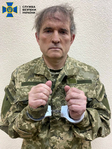 우크라이나 대통령실이 12일(현지시간) 체포했다고 공개한 블라디미르 푸틴 러시아 대통령의 최측근인 야당 지도자 빅토르 메드베드추크. 2022.4.12 로이터 연합뉴스