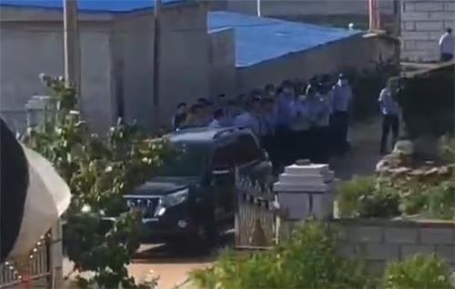 중국의 한 농촌에서 50대 남성이 친형 일가족 6명을 살해하고 도주했다. 일가족 살해 사건 현장 출동한 경찰들. 연합뉴스