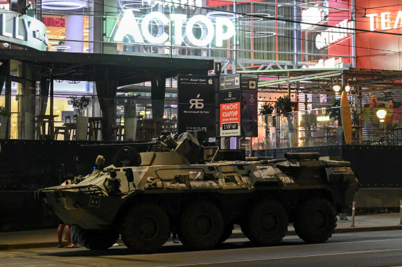 러시아군의 무장 장갑차가 24일 남부 로스토프나도우(로스토프 온 돈)의 쇼핑몰 앞에 배치돼 있다. 로스토프나도우 로이터 연합뉴스