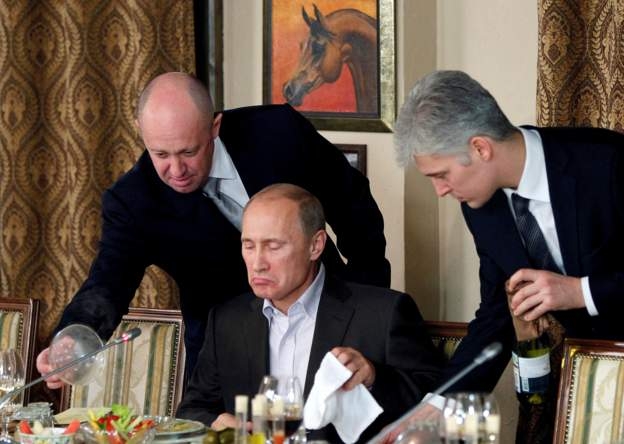 2011년 예브게니 프리고진이 블라디미르 푸틴 러시아 대통령의 만찬 시중을 들고 있다. 로이터 자료사진