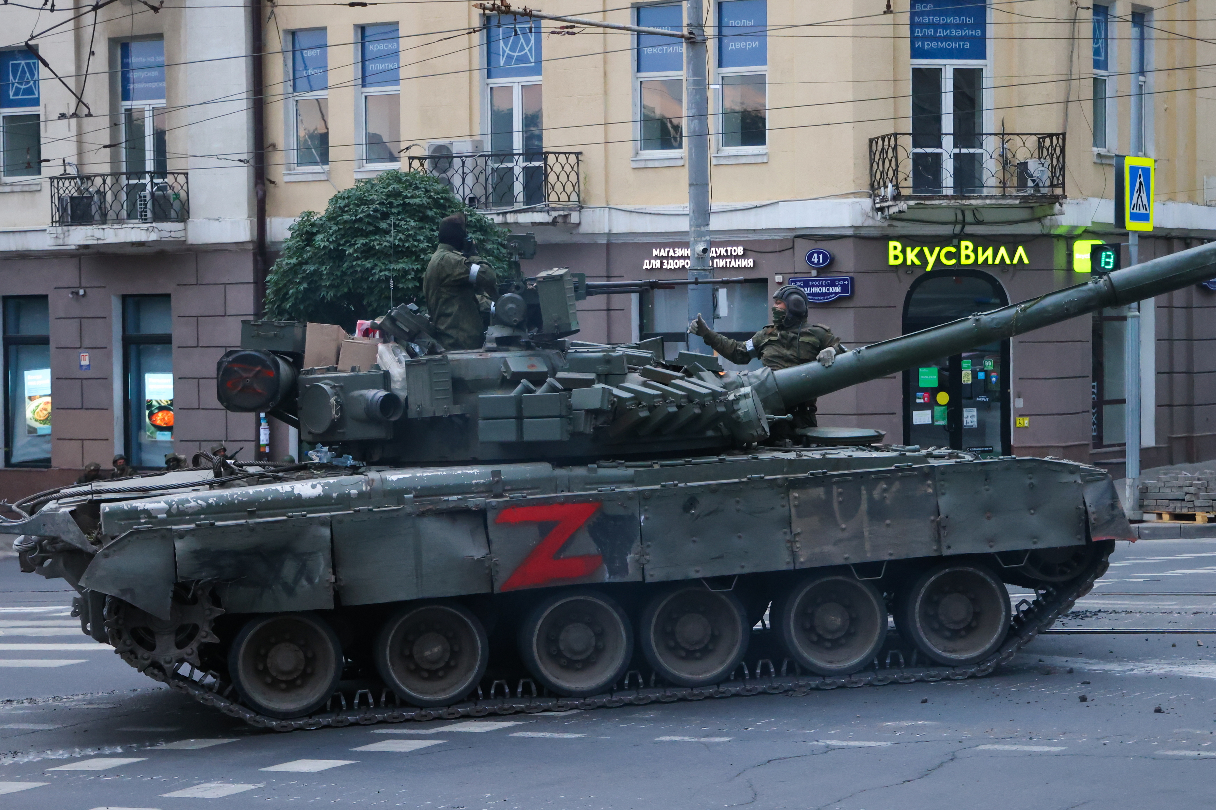 러시아 민간용병기업(PMC) 바그너그룹이 러시아군 수뇌부를 겨냥한 무장반란에 나선 가운데, 24일(현지시간) 러시아 로스토프주 로스토프나도누(로스토프온돈)시 남부군관구 사령부 인근 도로에 바그너 탱크가 서 있다. 2023.6.24 TASS 연합뉴스
