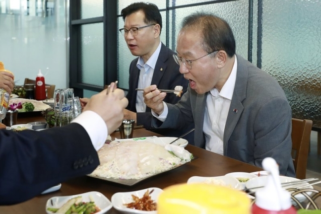 윤재옥 국민의힘 원내대표가 23일 서울 가락동 수산시장을 방문해 동료 의원들과 식사하고 있다. 뉴시스