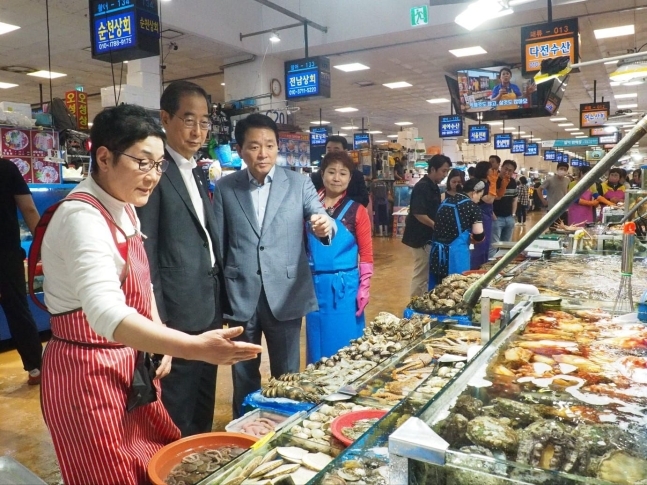 오염수 방류 대응 관련 당내 태스크포스(TF)인 ‘우리바다지키기 검증 태스크포스’는 23일 한덕수 국무총리와 함께 노량진수산시장을 찾았다.  성일종 위원장 페이스북