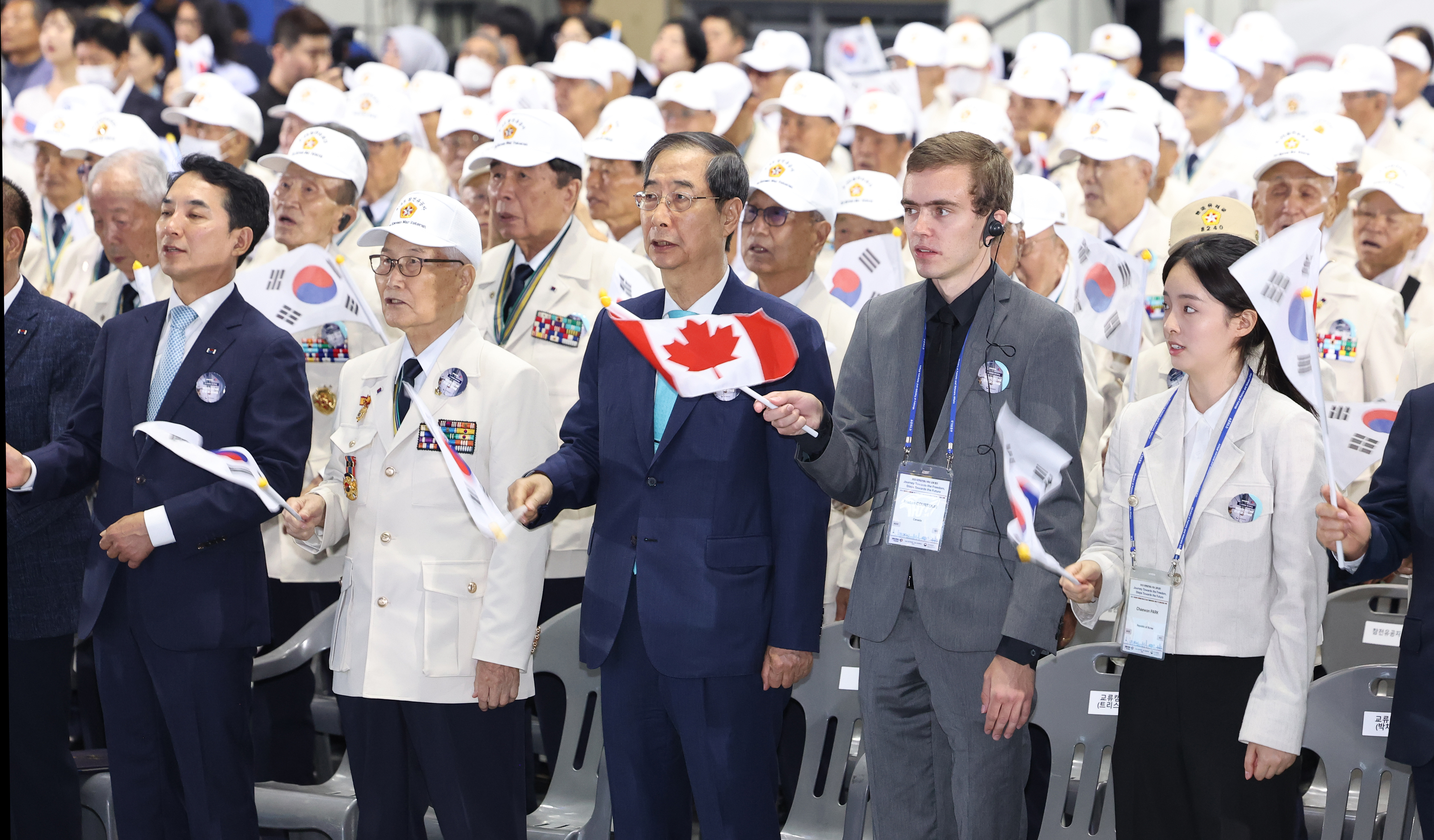 한덕수 국무총리가 25일 오전 서울 중구 장충체육관에서 열린 6·25 73주년 행사에 참석해 ‘6·25의 노래’를 제창하고 있다. 2023.6.25 연합뉴스