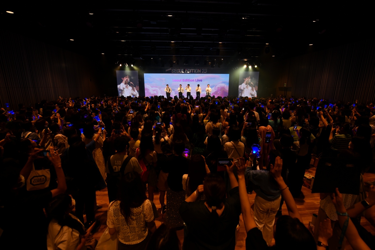 지난 24일 일본 도쿄에서 열린 서울관광 프로모션 ‘2023 서울 에디션 인 도쿄’ 행사 중 ‘K아이돌 패션쇼’에서 현지 관객들이 케이팝 공연에 맞춰 환호하고 있다. 서울시 제공