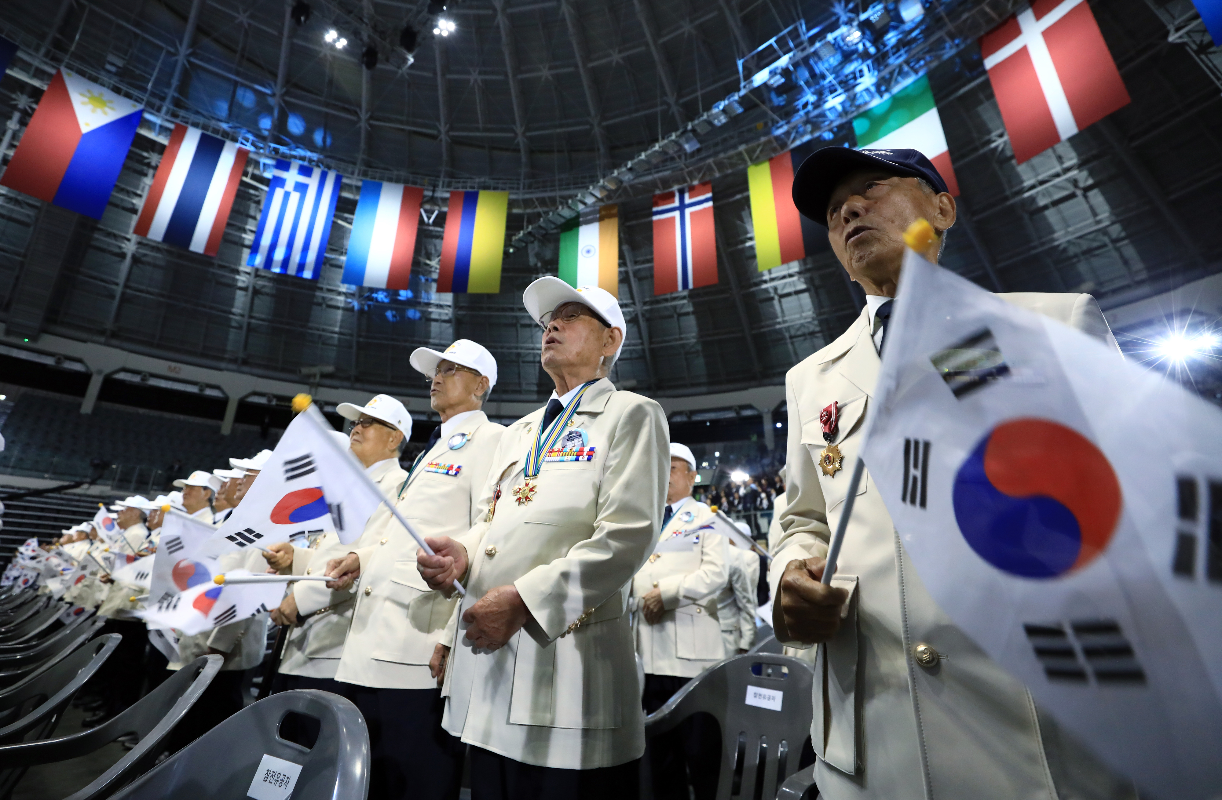 태극기 휘날리는 참전 용사들