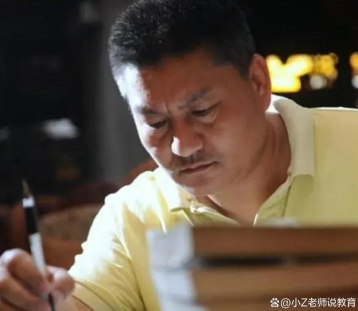 올해 27번째 가오카오에 도전해 중국에서 ‘현대판 범진(范进)’으로 불리는 량스(56). 바이두 캡처
