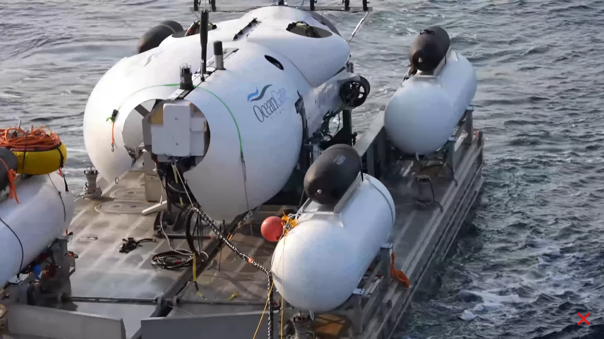 미국 유튜버 DALLMYD(오른쪽)가 체험 탑승을 하며 촬영한 잠수정 타이탄호. 이 잠수정은 며칠 뒤 심해 잠수 중 수중 폭발해 탑승자 5명이 전원 사망했다. DALLMYD 유튜브 캡처