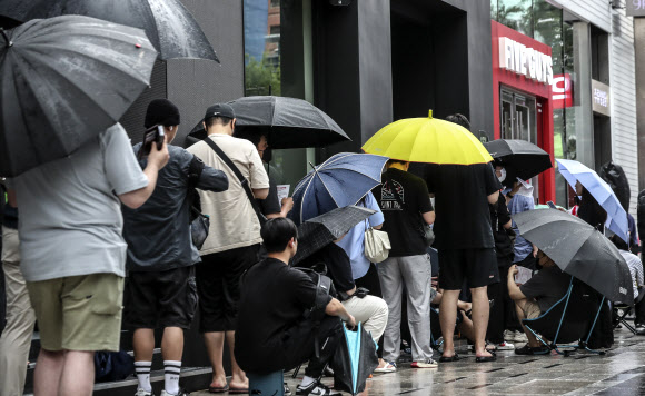 26일 개점한 서울 서초구 파이브가이즈 매장 앞에서 시민들이 햄버거를 구매하기 위해 줄 서 있다. 2023.6.26 뉴시스