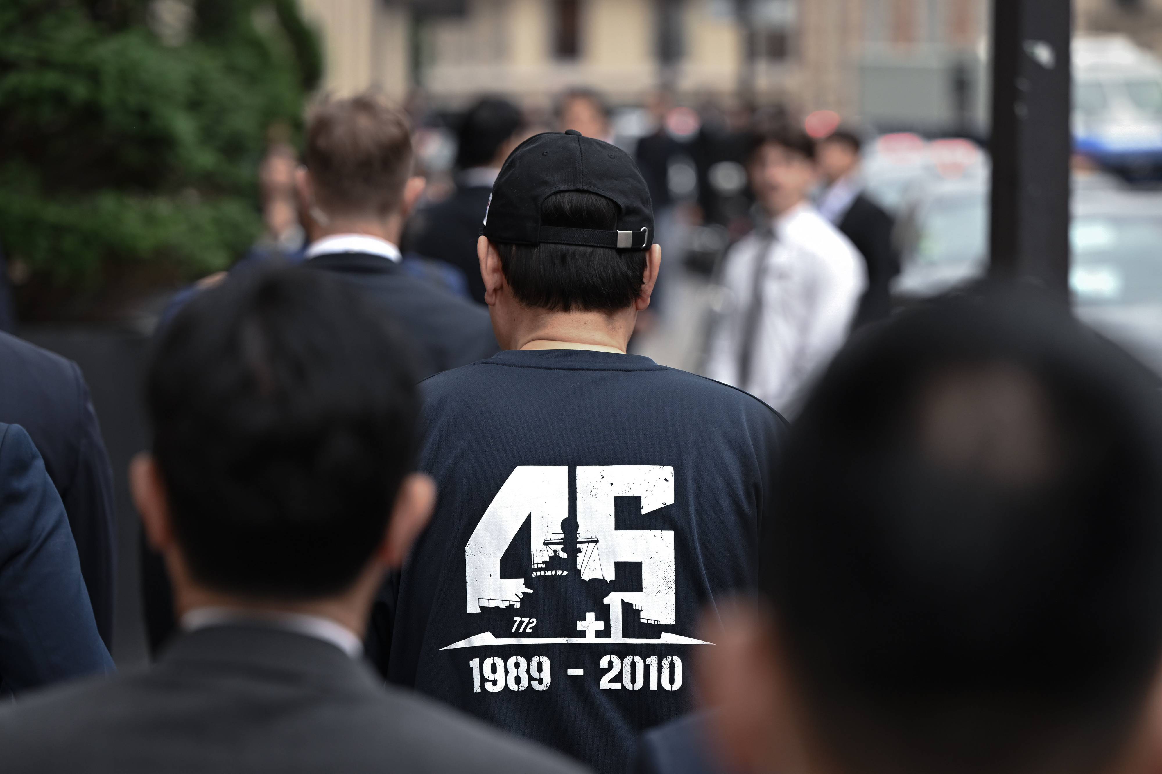 지난 20일 윤 대통령이 천안함 46용사를 기리기 위해 제작된 모자·티셔츠를 착용하고 파리 몽소 공원을 산책하고 있다. 2023.6.26 대통령실 제공