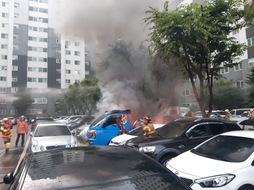 지난 25일 인천 부평구의 한 아파트에 주차돼 있는 차량에서 화재가 발생해 연기가 자욱하게 나고 있다. (인천소방본부 제공) 연합뉴스