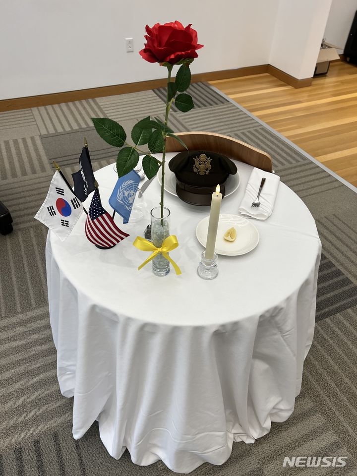 25일(현지시간) 워싱턴 DC 육군국립박물관에서 한국전 참전용사들을 상대로 한 감사 오찬장 한쪽에 포로·실종 장병들을 기리는 빈 테이블이 놓여 있다. 워싱턴 공동취재단
