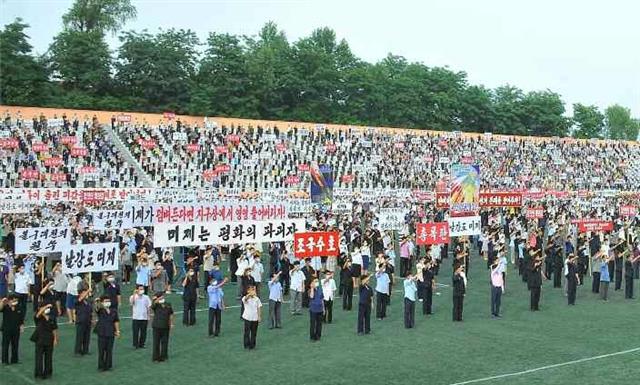 북한의 ‘6·25미제반대투쟁의 날’ 군중집회가 25일 각 도들에서 진행됐다고 26일 노동당 기관지 노동신문이 보도했다. 신문은 “지방당, 정권, 경제기관, 근로단체 일꾼과 근로자, 청년학생들이 집회에 참가”했고 “각계층 대표들이 연설했다”고 전했다.  평양 노동신문 뉴스1