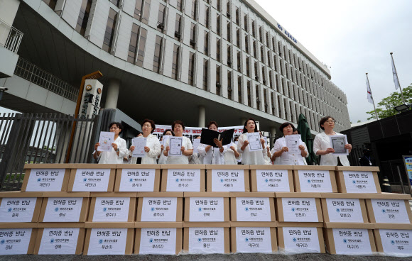 대한간호협회 소속 간호사 등이 26일 오전 세종시 정부세종청사 보건복지부 앞에서 ‘간호법 허위사실 유포ㆍ불법진료 묵인 보건복지부 규탄’ 간호사 면허증 반납 기자회견을 하고 있다. 2023.6.26 연합뉴스