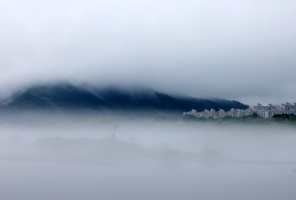 전국 곳곳에 장맛비가 내리는 26일 강원 춘천시 소양강 일대에 짙은 물안개가 피어오르고 있다. 2023.6.26 연합뉴스