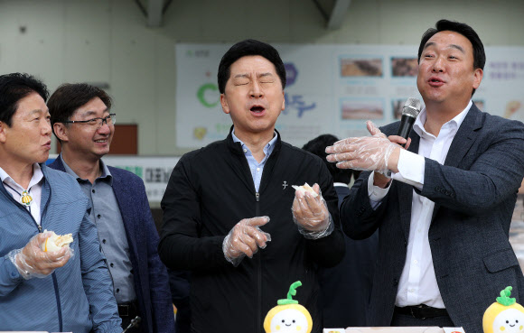 국민의힘 김기현 대표가 26일 경북 성주군 성주농산물공판장을 찾아 참외를 맛보고 감탄하고 있다. 2023.6.26 연합뉴스