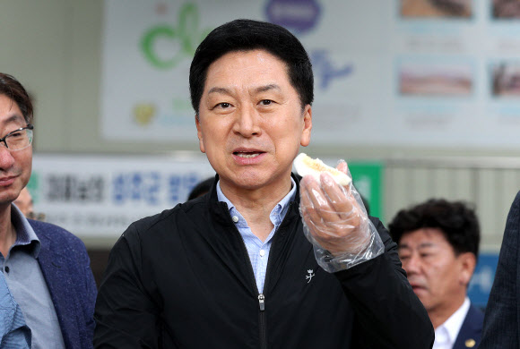 국민의힘 김기현 대표가 26일 경북 성주군 성주농산물공판장을 찾아 참외를 맛보고 있다. 2023.6.26 연합뉴스