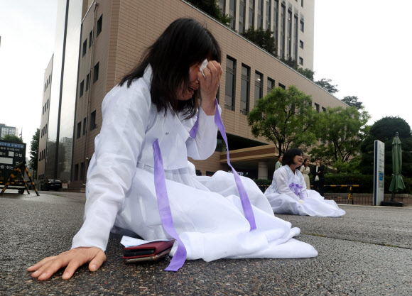 이태원 참사 부실 대응 혐의로 구속 기소됐다 보석 석방된 박희영 용산구청장이 26일 오후 서울 서부지방법원에서 열린 1심 속행 공판을 마치고 떠나자 유가족들이 눈물을 흘리고 있다. 2023.6.26 연합뉴스