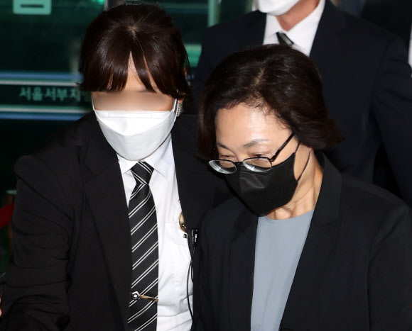 이태원 참사 부실 대응 혐의로 구속 기소됐다 보석 석방된 박희영 용산구청장이 26일 오후 서울 서부지방법원에서 열린 1심 속행 공판을 마치고 법정을 나서고  있다. 2023.6.26 연합뉴스