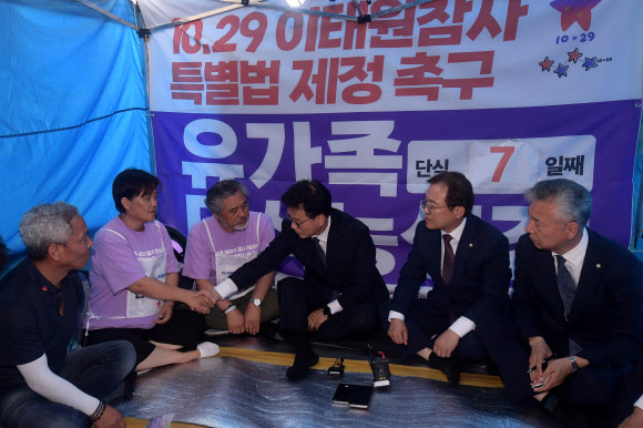 민주당 박광온 원내대표가 26일 국회 앞에서 이태원참사 특별법 제정을 촉구하며 단식 농성 중인 유가족들을 만나고 있다. 2023.6.26. 공동취재