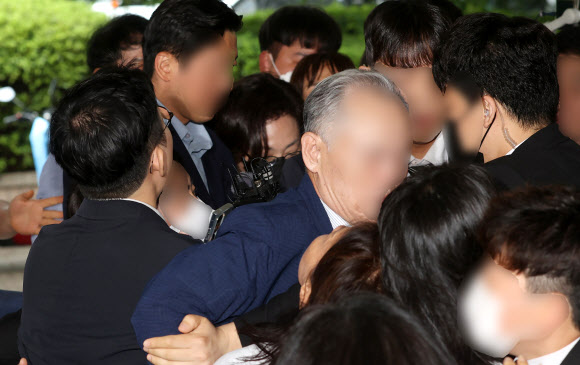 이태원 참사 부실 대응 혐의로 구속 기소됐다 보석 석방된 박희영 용산구청장이 26일 오후 서울 서부지방법원에서 열린 1심 속행 공판에 출석하고 있다.  2023.6.26 연합뉴스