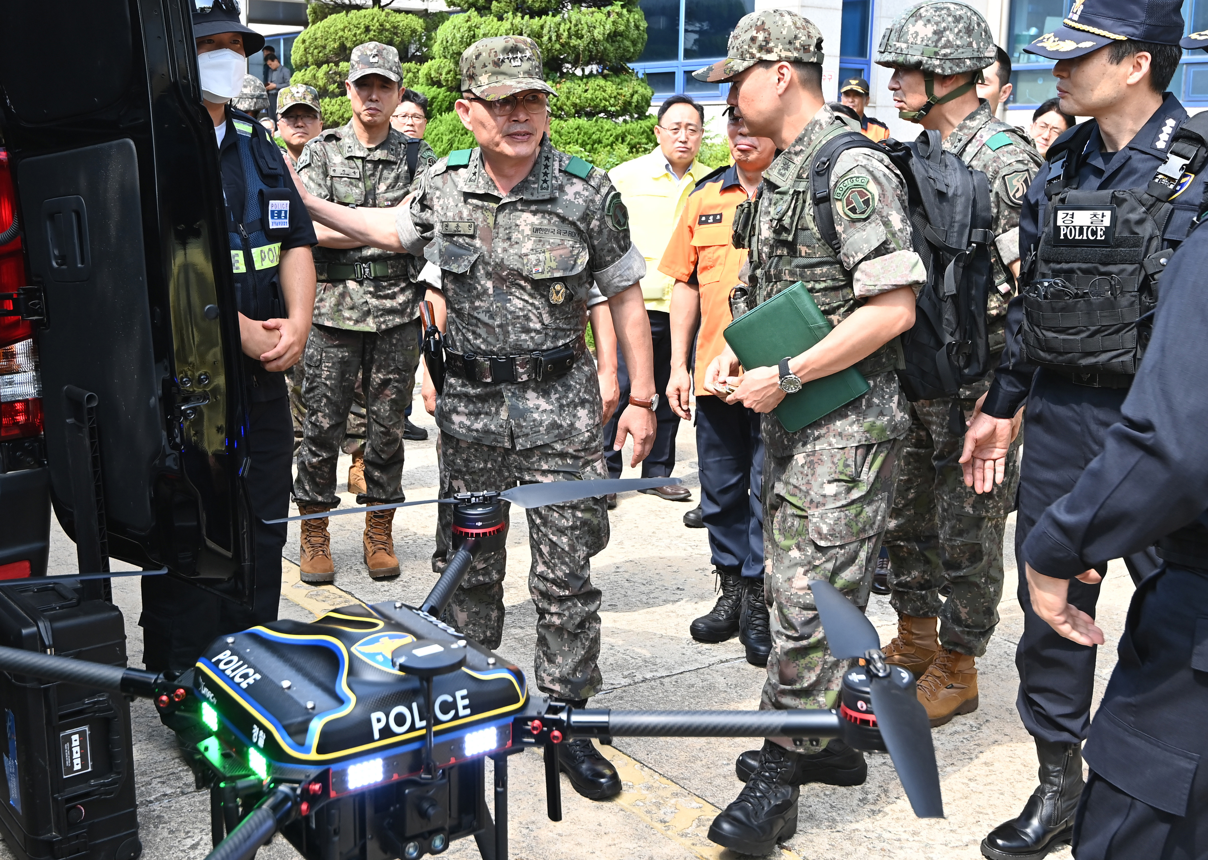 전동진 지상작전사령관이 13일 오후 경기도 평택시 한국석유공사 평택지사에서 열린 ‘2023 경기·인천권역 화랑훈련 통합방호훈련’에서 전시된 장비를 살펴보고 있다. 2023.06.13. 뉴시스