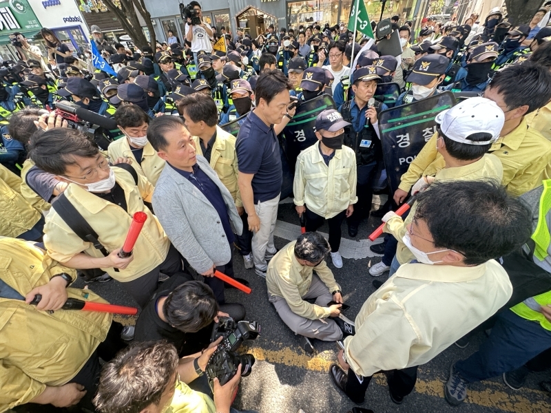 지난 17일 오전 대구 중구 대중교통전용지구에서 열린 대구퀴어문화축제 행정대집행 현장에서 한 공무원이 부상을 주장하며 주저앉아 있다. 연합뉴스