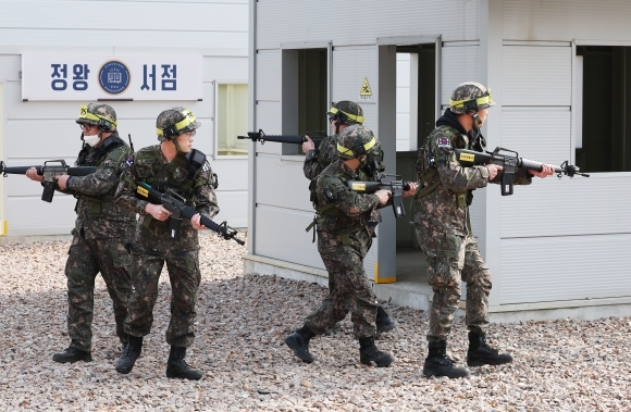 7일 오전 경기도 안산시 육군 제51사단 상록과학화예비군훈련장에서 예비군들이 시가지전술훈련을 하고 있다. 사진은 기사 내용과 무관함. 2023.3.7 연합뉴스