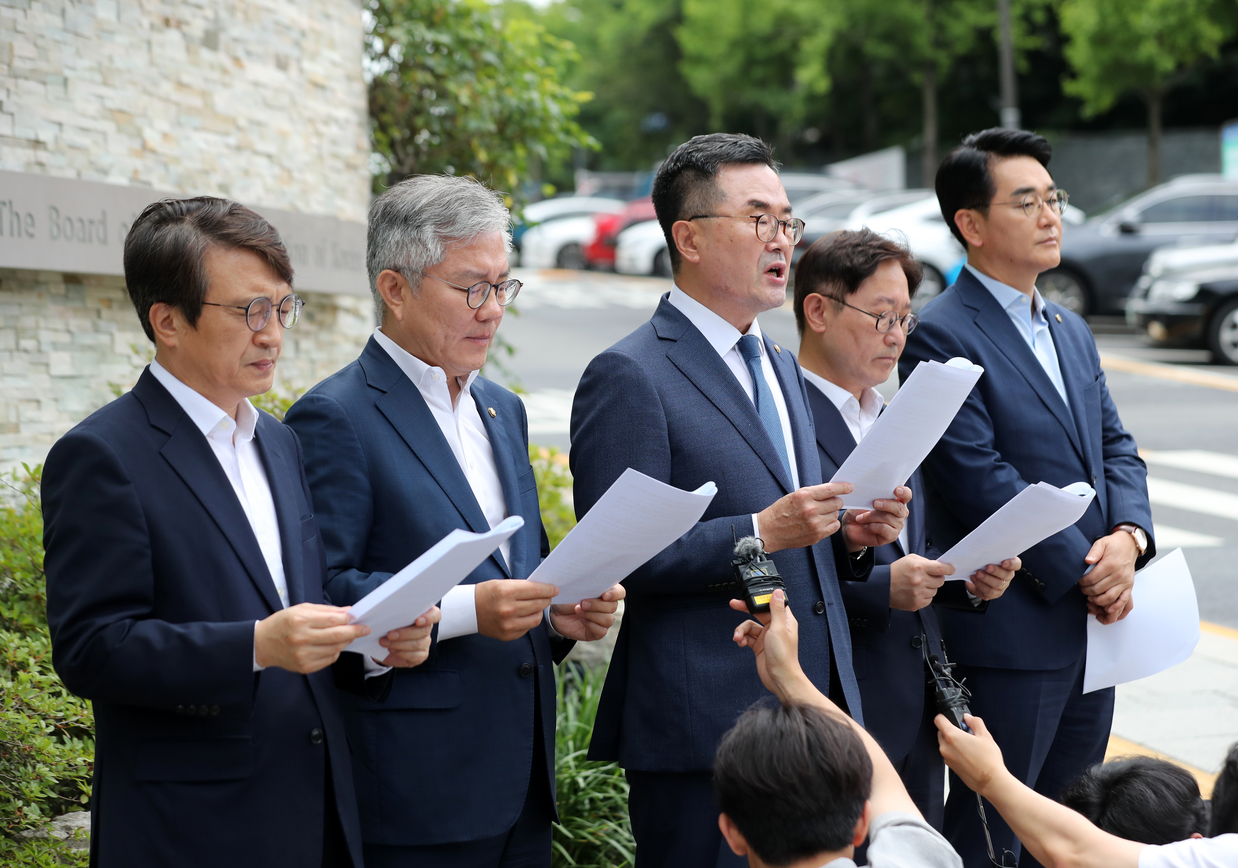 감사원의 권익위 표적감사 규탄 기자회견하는 민주당 법사위원들