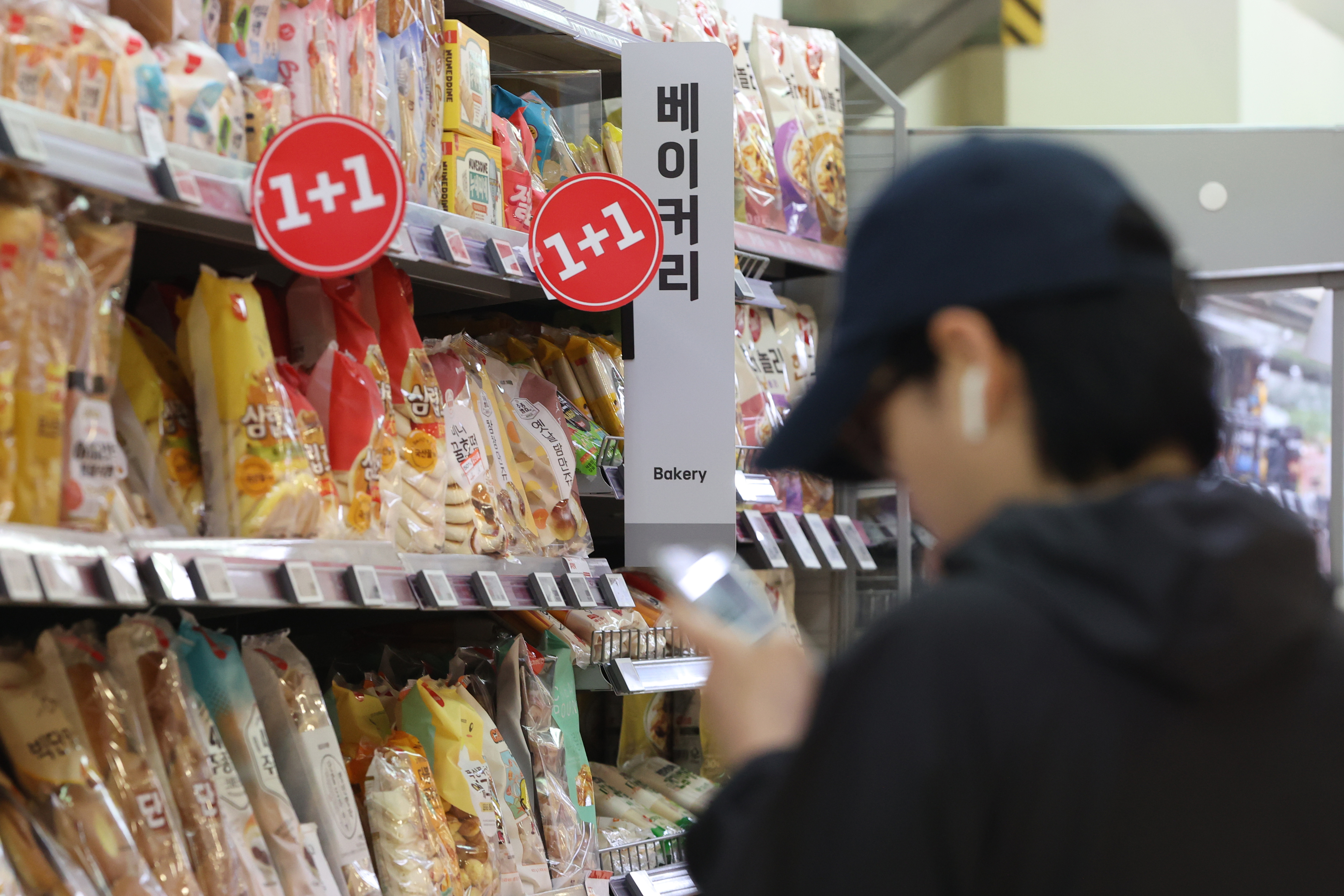 서울의 한 대형마트에 빵이 진열되어 있다. 2023.6.28.