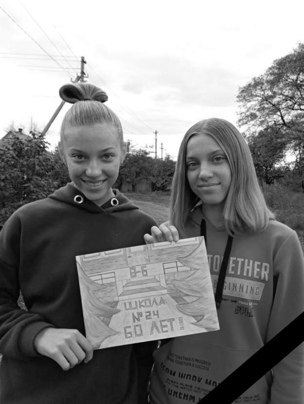 러시아 미사일 공격에 희생된 우크라이나 동부 크라마토르스크의 14세 쌍둥이자매 율리아와 안나 악센첸코. 영국 BBC 홈페이지 캡처