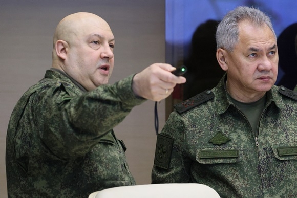 우크라이나전 통합사령관이었던 지난해 12월 17일(현지시간) 세르게이 수로비킨(왼쪽)과 세르게이 쇼이구 국방장관이 우크라이나 전황을 점검하던 모습. 어느 곳이었는지는 알려지지 않았다. 크렘린궁 풀 기자단 AP 자료사진