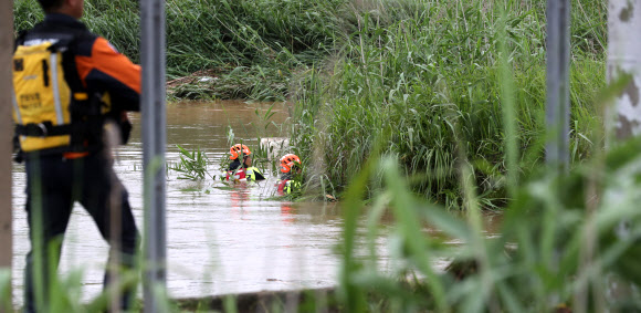28일 오후 전남 함평군 엄다면 하천에서 소방특수구조대원이 전날 밤 폭우 피해를 막으려다가 실종된 수리시설 감시원을 찾아 수중 수색을 하고 있다. 2023.6.28 연합뉴스
