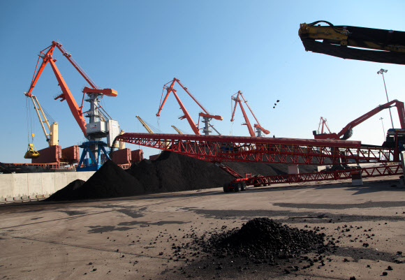 러시아가 지난 27일 북한에 나진·하산 철도 운송 확대를 제안한 가운데 2014년 나진항 3호 부두에서 화물선에 석탄을 선적하고 있는 모습. 서울신문db