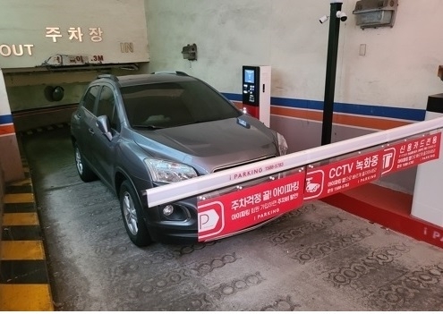 22일부터 일주일 동안 인천 남동구 논현동의 한 상가 건물의 지하주차장 입구를 막은 40대 남성의 차량. 사진은 지난 27일 출입구를 막고 있던 차량의 모습. 연합뉴스