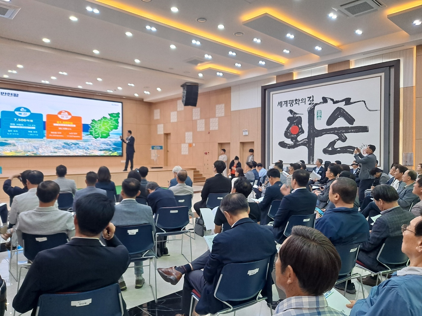 화순군은 29일 군의회 4층 회의실에서 ‘민선8기 취임 1주년 군정 성과 보고회’를 가졌다.