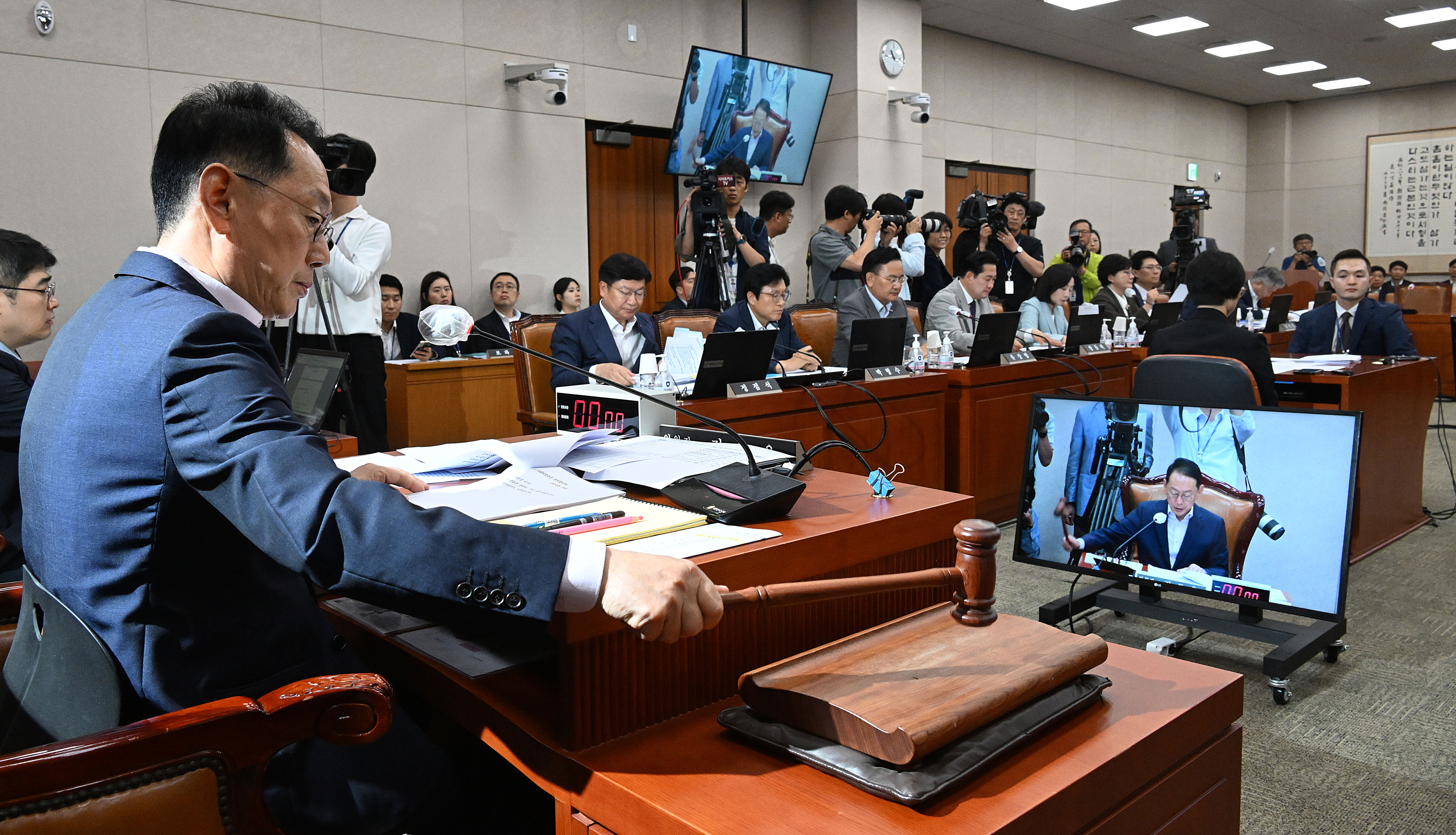 김도읍 국회 법제사법위원회 위원장이 29일 서울 여의도 국회에서 열린 제407회국회(임시회) 법제사법위원회 제2차 전체회의에서 의사봉을 두드리고 있다. 2023.6.29 오장환 기자