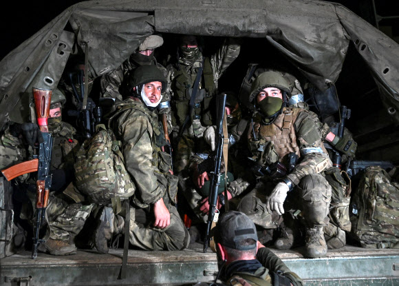 러시아 정부가 군사반란에 실패한 바그너 그룹의 해외 사업을 인수하는 절차에 나섰다. 사진은 지난 24일(현지시간) 남부 로스토프나도누의 러시아 남부군 사령부를 떠나는 용병들의 모습. 로이터 자료사진 연합뉴스