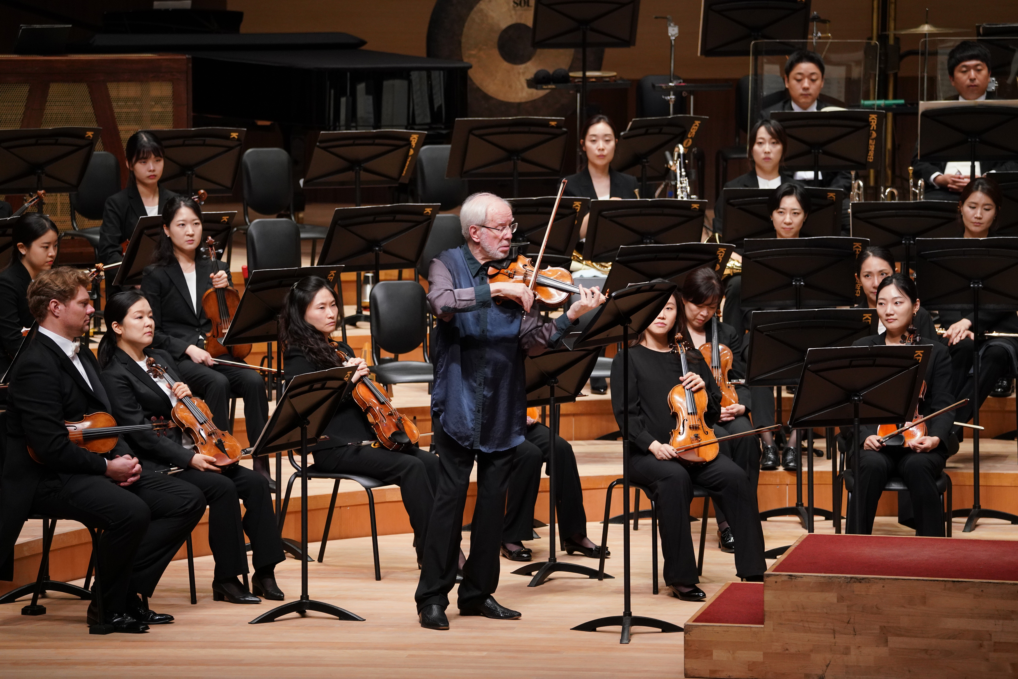 기돈 크레머가 25일 부천아트센터에서 열린 KBS교향악단과의 무대에서 연주하고 있다. 부천아트센터 제공