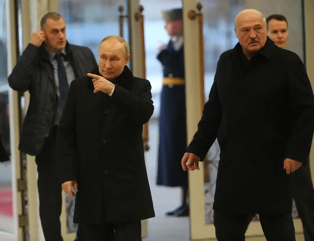 블라디미르 푸틴 러시아 대통령이 지난해 12월 19일(현지시간) 벨라루스를 방문, 수도 민스크의 독립궁전에서 정상회담을 갖기 위해 도착하자 알렉산데르 루카셴코 벨라루스 대통령이 반갑게 맞고 있다. AFP 자료사진