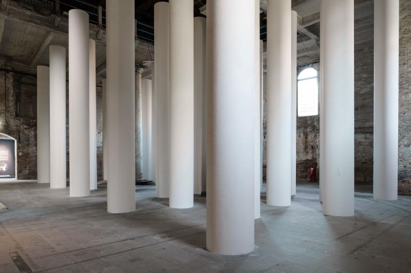 2018년 베니스 비엔날레 건축전 ‘Free Space’에서 ‘공간의 경험’이라는 제목으로 발레리오 올지아티가 선보인 기둥 설치. 최나욱 제공