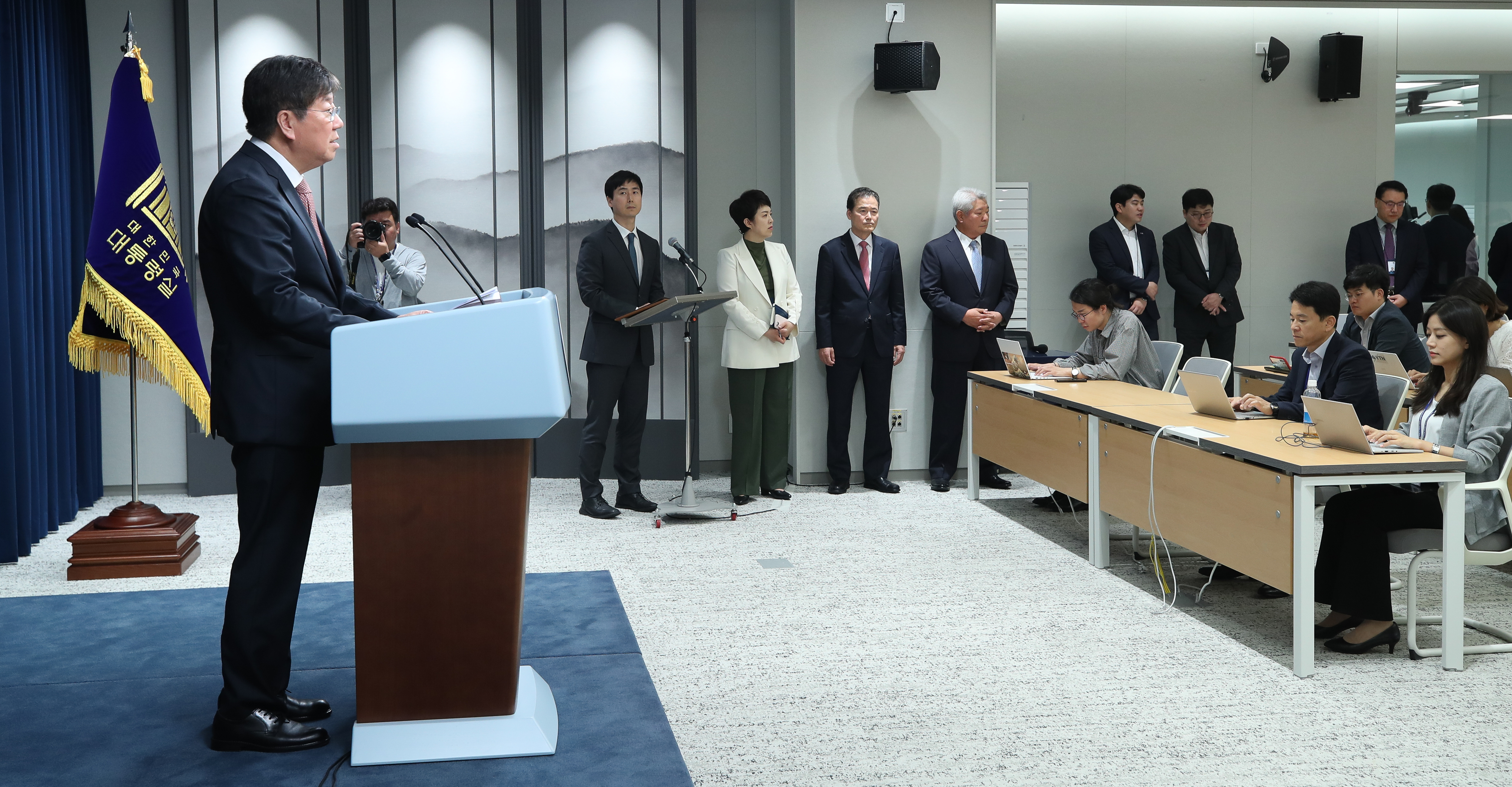 김대기 대통령실 비서실장이 29일 용산 대통령실 브리핑룸에서 김영호 통일부 장관 후보자와 장미란 문화체육관광부 2차관 등 장차관급 인선안을 발표하고 있다. 뉴스1