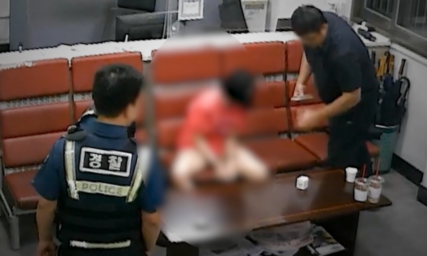 간이시약검사 결과 필로폰 양성 반응이 나와 현장 체포된 여성. 서울경찰 유튜브
