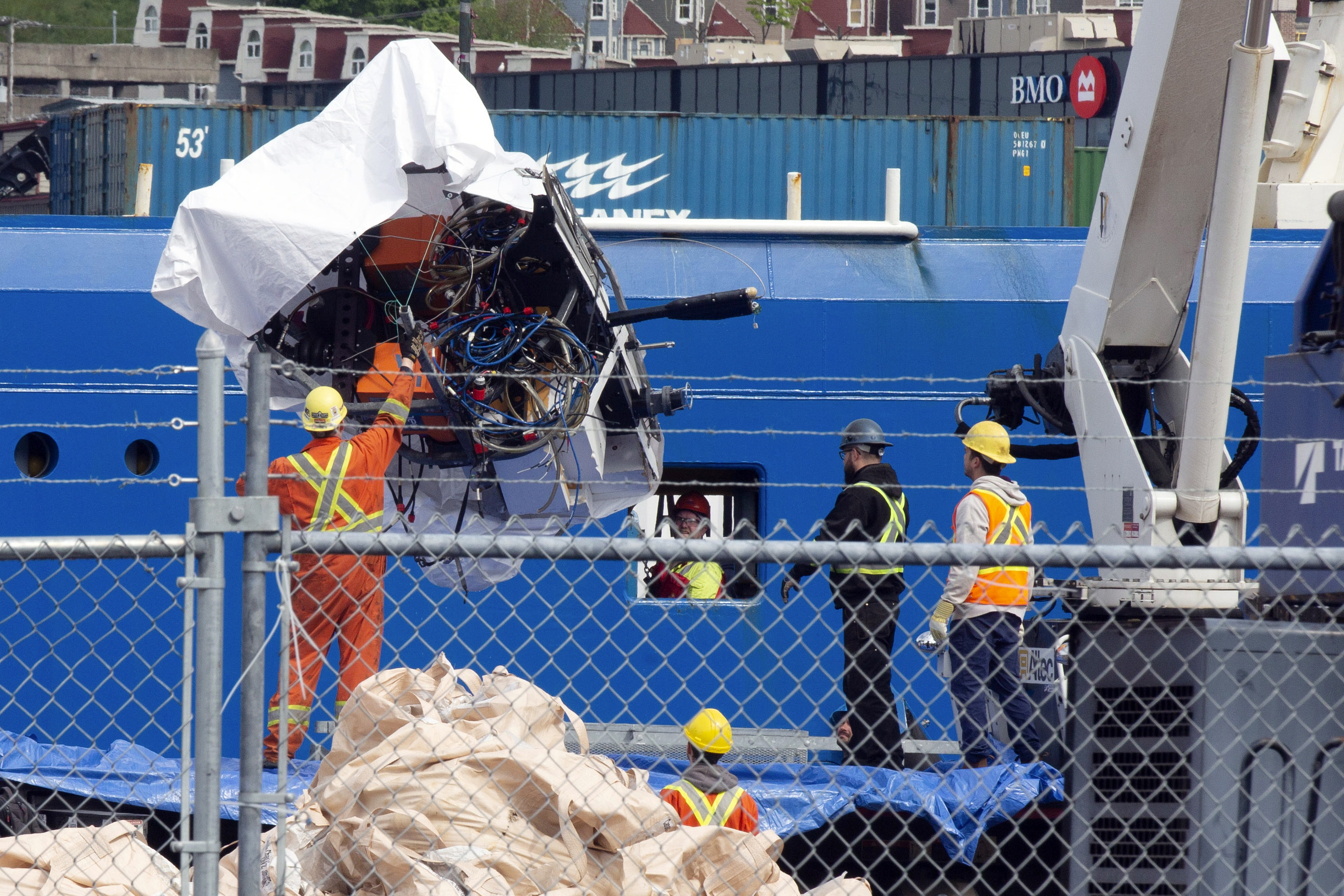 항구에 모습 드러낸 잠수정 ‘타이탄’ 잔해